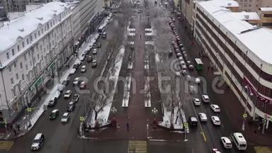 雪天交通高峰时城市街道鸟瞰图。